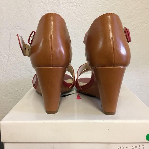 Isaac Mizrahi Wedge Sandals, 6.5M - Picture 3 of 5